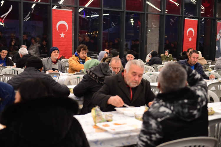 Osmangazi Belediyesi vatandaşları Ramazan sofrasında buluşturdu - Bursa Hayat Gazetesi-4