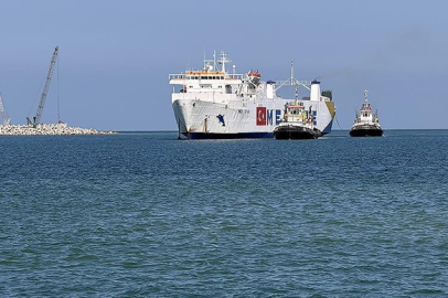 175 bin gıda kolisi taşıyan iyilik gemisi Gazze için Mısır’da