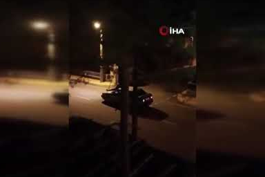 Aracın üzerine çıkan davulcu görenleri şaşırttı!