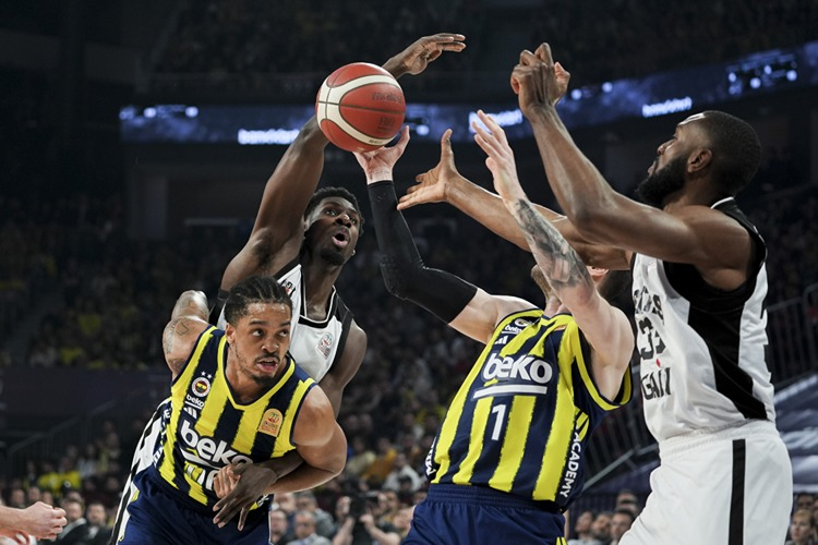 Tarık Biberovic kupayı havaya kaldırdı: Fenerbahçe Beko Türkiye Kupası’nı kazandı!-Bursa Hayat-2