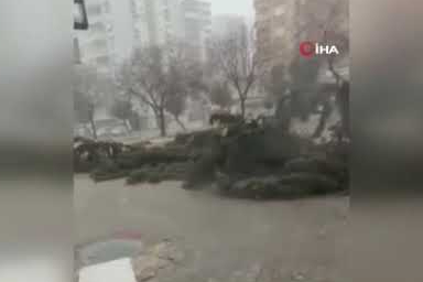 Fırtına dev ağaçları kökünden söktü, o anlar kameraya yansıdı