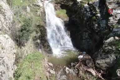 İzmir'de yağışların ardından Sancaklı Şelalesi coştu