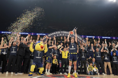 Tarık Biberovic kupayı havaya kaldırdı: Fenerbahçe Beko Türkiye Kupası’nı kazandı!