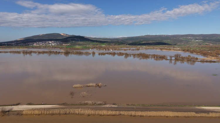 Karacabey’de Çapraz Çayı taştı: Harmanlı yolu ile köprüsü ulaşıma kapandı!-Bursa Hayat-4