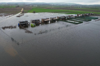 Bursa'da taşkın alarmı: Uluabat Gölü çevresindeki yapılar sular altında