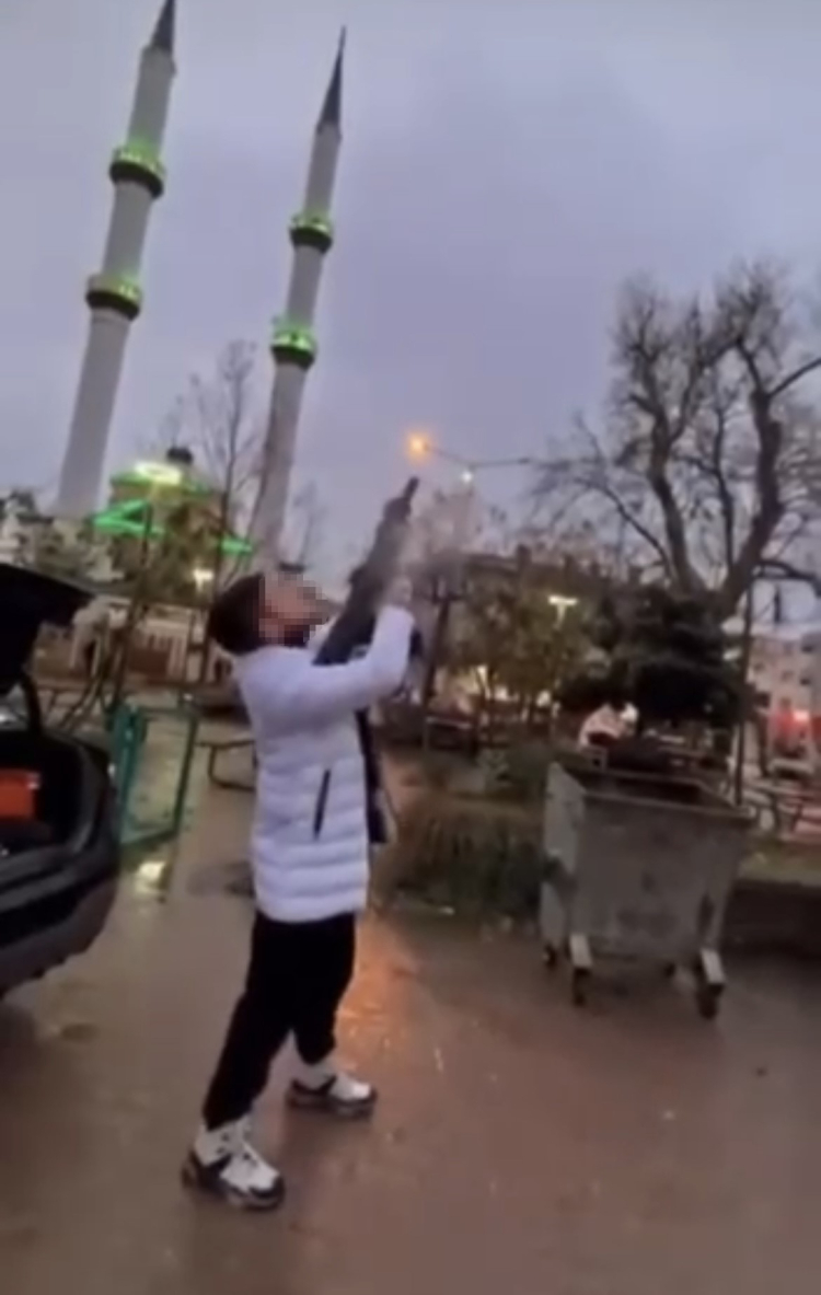 Bursa’da caddeyi panik sardı: Havaya defalarca ateş!-Bursa Hayat-2