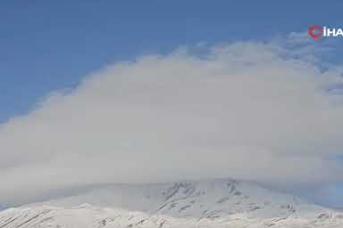 Bitlis’te Süphan Dağı üzerinde büyüleyici bulut manzarası