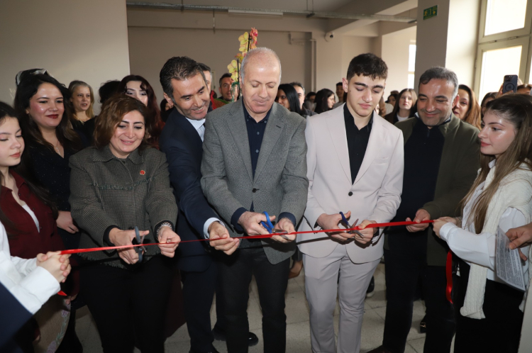 Bursa’da grafik ve fotoğraf öğrencilerinin emeği görücüye çıktı - Bursa Hayat Gazetesi-2