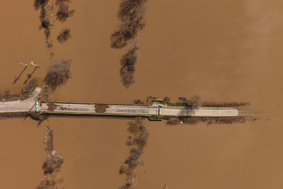 Karacabey’de Çapraz Çayı taştı: Harmanlı yolu ile köprüsü ulaşıma kapandı!