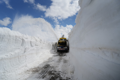 6 metrelik kar duvarı! Ekipler 3 gündür sahada