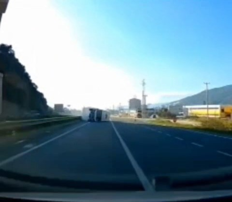 Bursa’da feci kaza! Minibüs karşı şeride geçti -Bursa Hayat-3