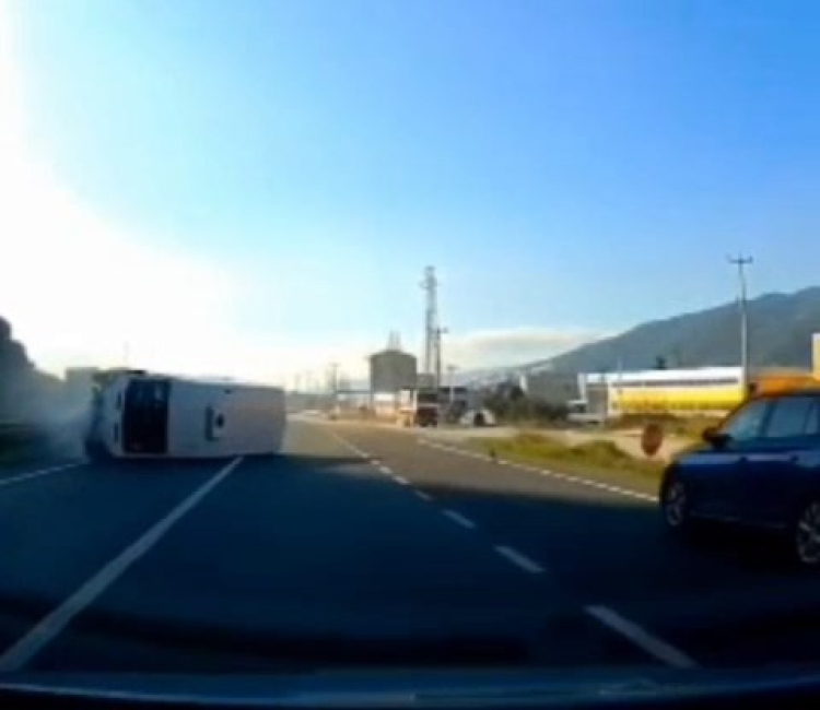 Bursa’da feci kaza! Minibüs karşı şeride geçti -Bursa Hayat-4