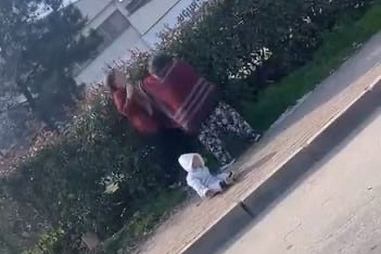 Bursa’da şok görüntüler: Bebeğin yere düşmesi onları durdurmadı!