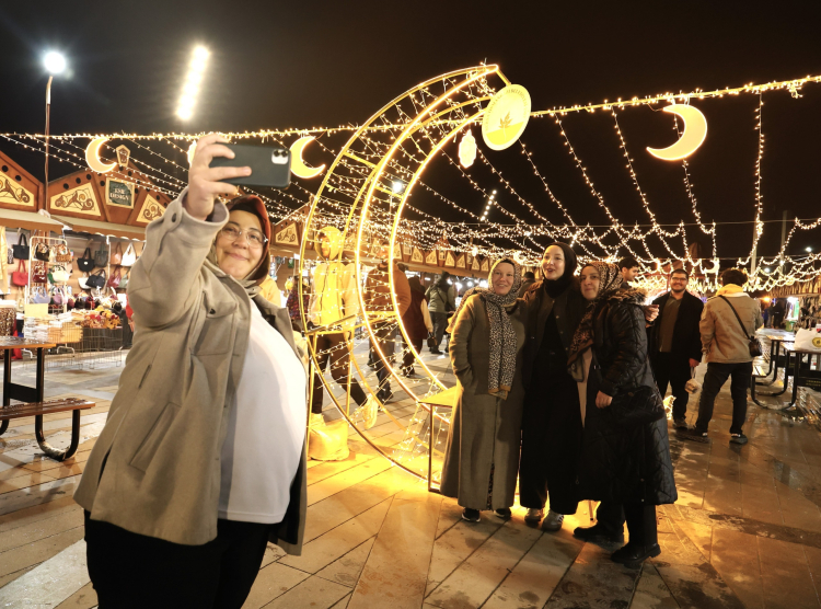 Hacivat ile Karagöz Osmangazi Meydanı’nda kahkahaya boğdu - Bursa Hayat Gazetesi-4