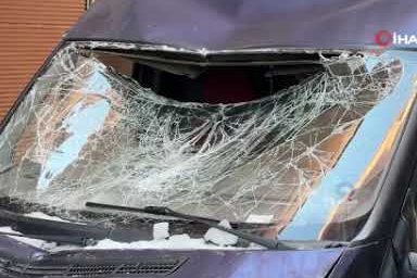 Kar tehlikesi! Minibüse düşen kar kütlesi hasar verdi