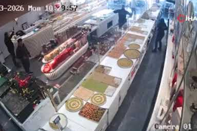 Otomobil pastaneye girdi! Kaza kamerada