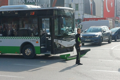 Bursa'da Şehreküstü Meydanı kilitlendi! Otobüs otomobile arkadan çarptı