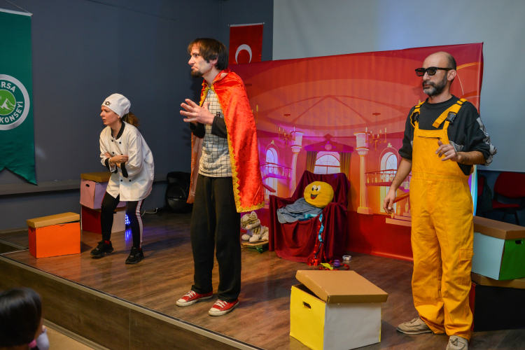 İnteraktif çocuk tiyatrosu Bursa’da büyük ilgi gördü - Bursa Hayat Gazetesi-2
