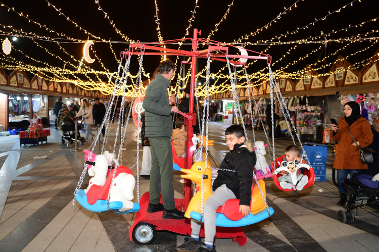 Osmangazi Meydanı’nda çocuklar Karagöz ve kukla şovuyla eğlendi - Bursa Hayat Gazetesi-4