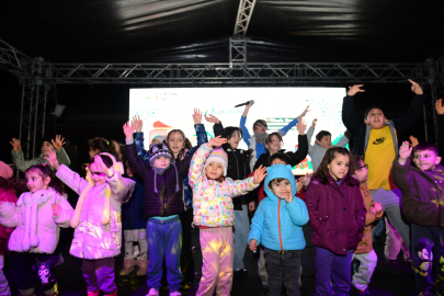 Osmangazi Meydanı’nda çocuklar Karagöz ve kukla şovuyla eğlendi