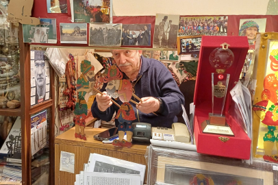 Bursa'da gölge oyunu mirasını Karagöz ustası Çelikkol anlattı