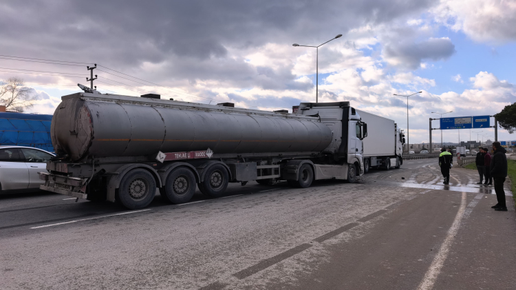 Bursa’da korkutan kaza: Tanker ve tır çarpıştı!-Bursa Hayat-2