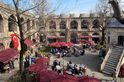 Masa ve sandalyelerin geri gelmesiyle Koza Han avlusu hareketlendi