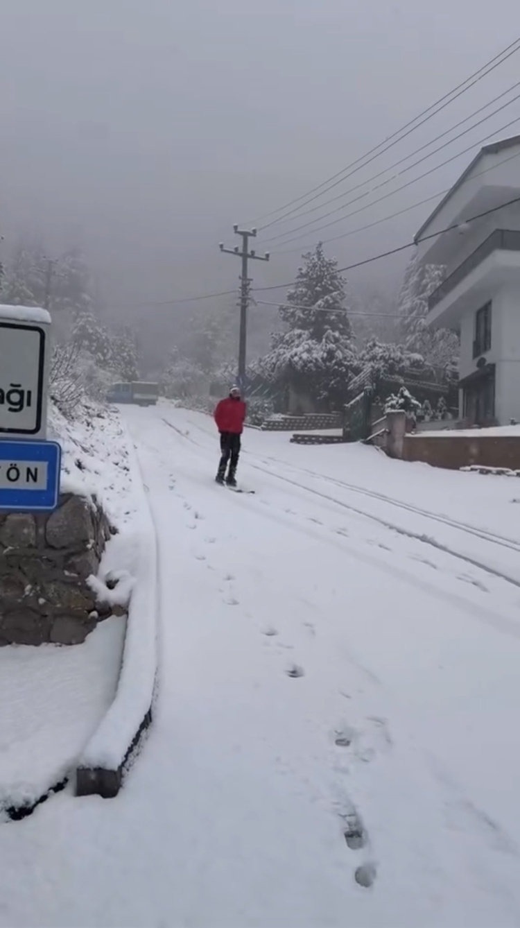 Bursa’da karla gelen renkli görüntüler: Caddeyi kayak pisti yaptı!-Bursa Hayat-2