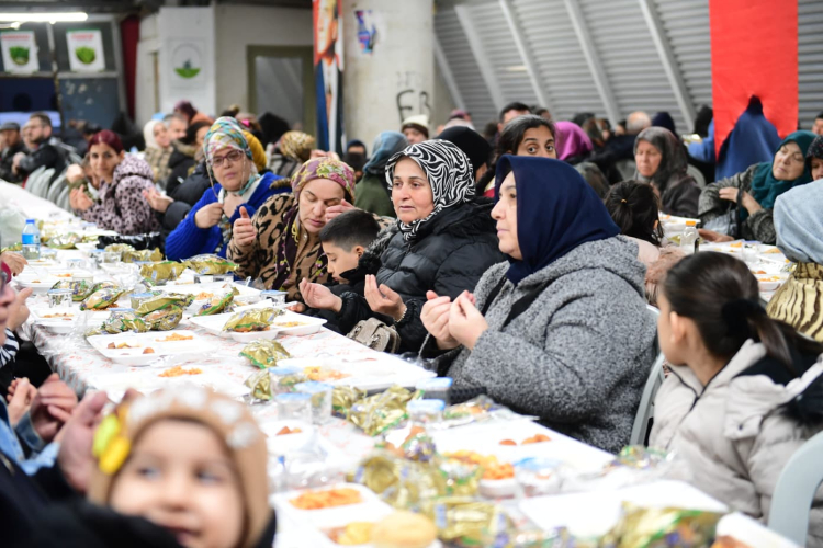Osmangazi Belediyesi’nden Çiftehavuzlar’da yoğun katılımlı iftar programı - Bursa Hayat Gazetesi-4
