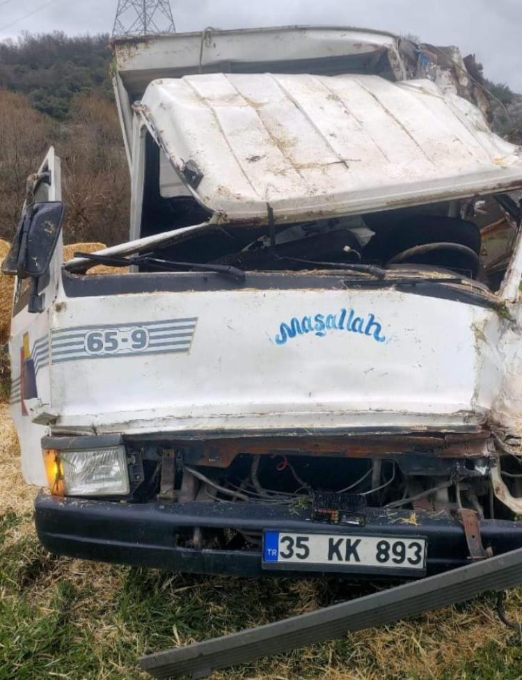 Bursa’da kamyon refüje çıktı: Sürücü yaralandı!-Bursa Hayat-2