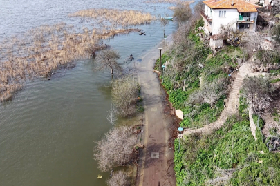 Bursa'da Yaren Leylek’in köyünde yürüyüş yolu sular altında kaldı