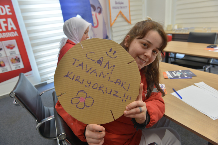 Bursa’da kadın işçiler iş ve ev eşitsizliklerini atölyelerde tartıştı-Bursa Hayat-2