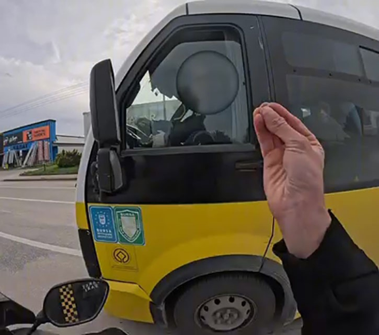 Bursa’da motosikletli kazadan son anda kurtuldu!-Bursa Hayat-2