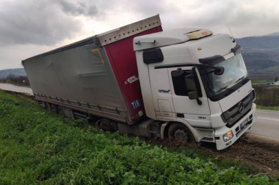 Bilecik’te kontrolden çıkan TIR devrildi