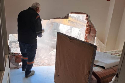 Bursa Karacabey'de korkutan kaza: İş makinesi apartman duvarını yıktı