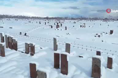 Ahlat’ın tarihi dokusu karla buluştu