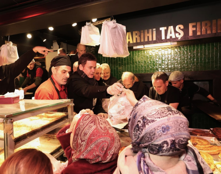 Başkan Erkan Aydın Abdal Meydanı’nda sahur atmosferine eşlik etti - Bursa Hayat Gazetesi-4