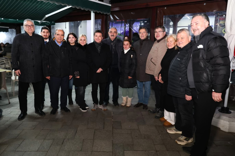 Başkan Erkan Aydın Abdal Meydanı’nda sahur atmosferine eşlik etti - Bursa Hayat Gazetesi-5