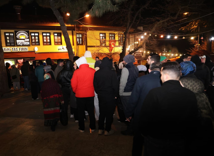 Başkan Erkan Aydın Abdal Meydanı’nda sahur atmosferine eşlik etti - Bursa Hayat Gazetesi-3