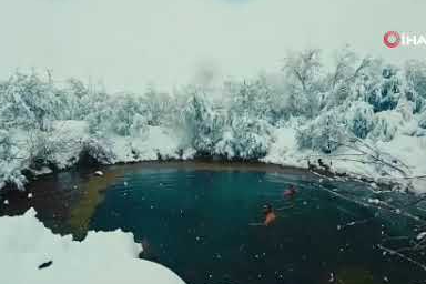 Sıfır derecede cesur deneyim: Karla kaplı gölette yüzdüler