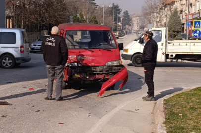 Bursa'da kavşakta dikkatsizlik kazayla son buldu!