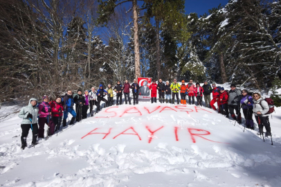 Uludağ’da kar üzerine barış mesajı! “Savaşa hayır”