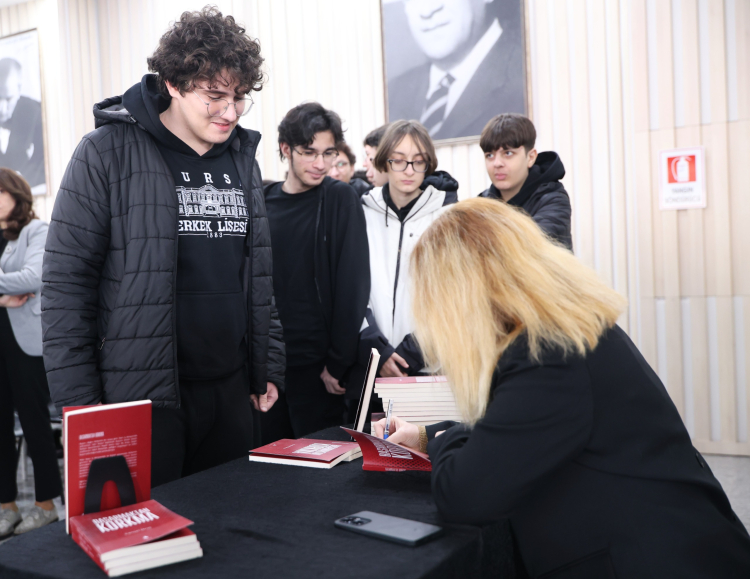 Cansel Oruç “Başarmaktan Korkma” kitabı ile okurlarla buluştu - Bursa Hayat Gazetesi-