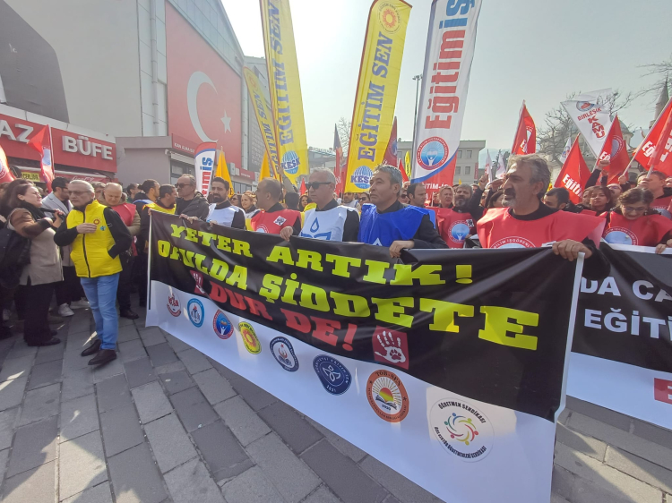 Bursa’da eğitimciler şiddete karşı sokakta! -Bursa Hayat-3