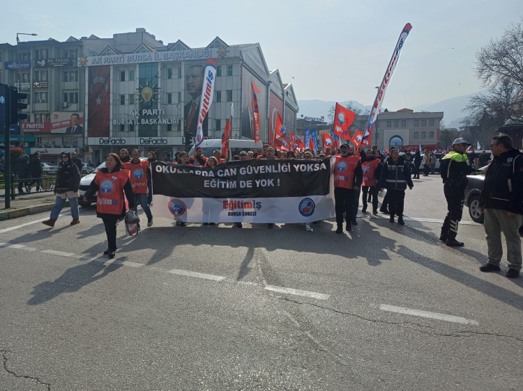 Bursa’da eğitimciler şiddete karşı sokakta! -Bursa Hayat-2