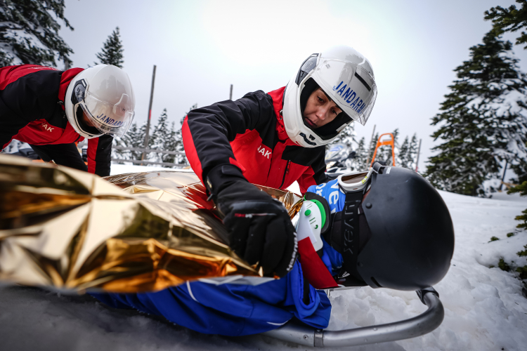 Uludağ’ın tek kadın JAK personeli hayat kurtarıyor!-Bursa Hayat-4