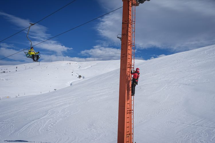 Uludağ’ın tek kadın JAK personeli hayat kurtarıyor!-Bursa Hayat-3
