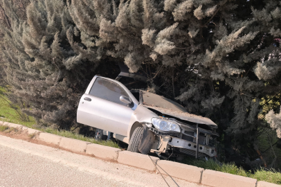 Bursa’da kontrolden çıkan otomobil ağaçlık alana uçtu!