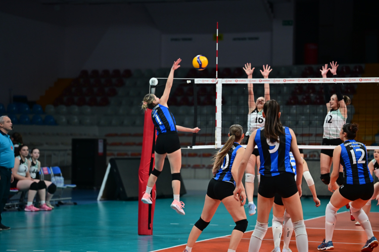 Karacabey’in yeni kadın voleybol takımı ikinci maçında galibiyeti aldı - Bursa Hayat Gazetesi-2