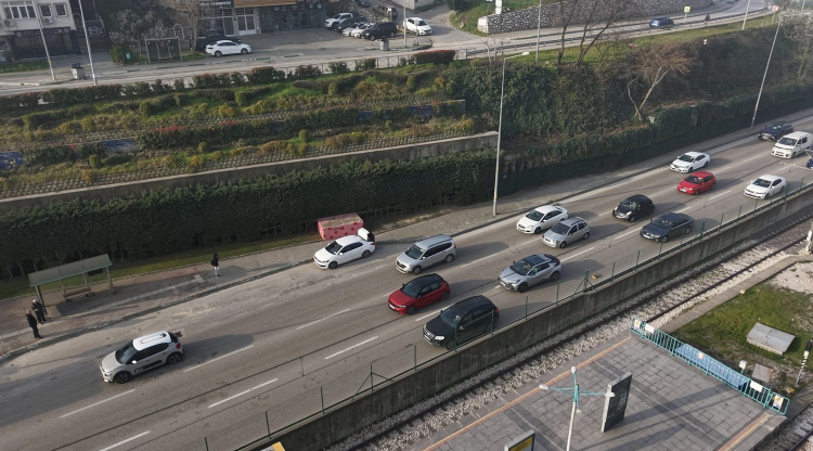 Bursa’da sol şeride bırakılan cip trafikte kısa süreli kriz yarattı!-Bursa Hayat-2